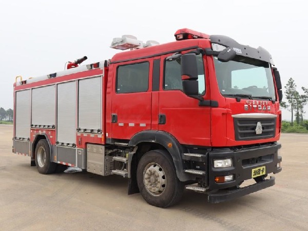 汕德卡5噸壓縮空氣泡沫消防車